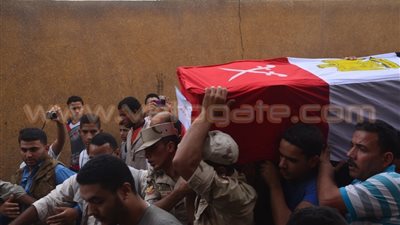 المئات من أهالي المنوفية يشيعون جثمان شهيد رفح