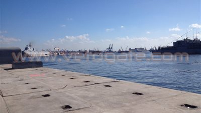 بالفيديو.. لحظة دخول حاملة المروحيات أنور السادات لميناء الإسكندرية