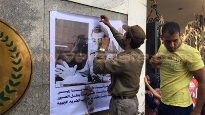 أنصار مبارك يضعون صوره على سور مستشفى المعادي العسكري