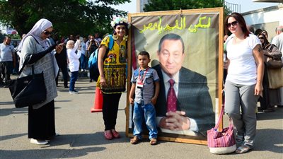 أنصار مبارك يتسببون في تعطيل الحركة المرورية أمام «المعادي العسكري»