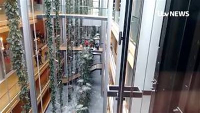 بالفيديو.. نقل سياسي بريطاني للمستشفى بعد لكمه بالبرلمان الأوروبي