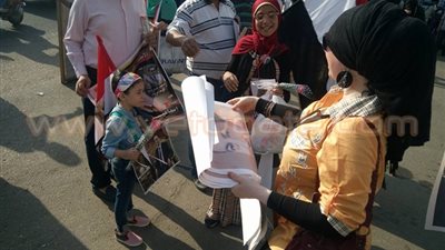 بالفيديو والصور.. احتفالات «أنصار المخلوع» أمام المستشفى العسكري بالمعادي.. الرئيس الأسبق يلوح لمحبيه.. «أيام مبارك فين» أبرز الهتافات.. سيدة توزع الورود.. وآخر يوزع «كيك»