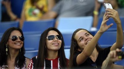 للفتيات.. القواعد العامة لالتقاط صور الـ «سيلفي»