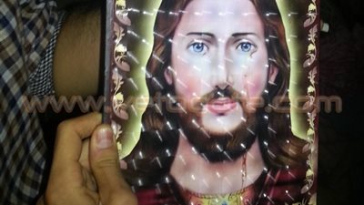 بالفيديو.. صورة لـ«المسيح» تنزف دماء وأخرى يسيل منها «الزيت» بعزبة النخل