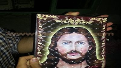 تفاصيل معجزة عزبة النخل.. ظهور الدماء والزيت على «صورتي المسيح» بمنزل أحد الأقباط.. قوات الأمن تتوجه للمنطقة وتنقل الصورتين لكنيسة العذراء.. وكنيسة ماريوحنا تقيم القداس الإلهي للتبارك بالصور