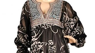 إعلان لعباءة سعودية مثيرة يورط موقع «أمازون» ويثير غضب رواده