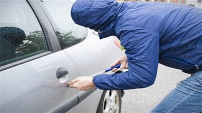 حبس عاطل بتهمة سرقة إطارات السيارات 