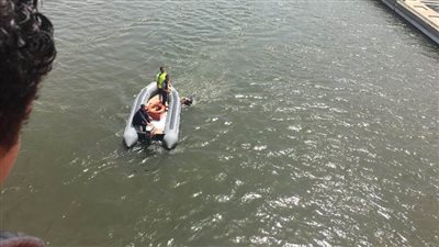 انتشال فتاة سقطت من أعلى كوبرى السكة الحديد في نيل المنصورة بسبب 