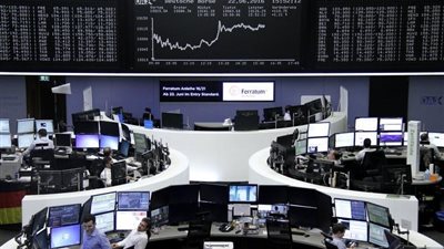 أسهم أوروبا تفتح منخفضة وضعف الإسترليني يرفع مؤشر بريطانيا