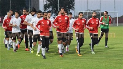 لاعبو المنتخب يؤدون صلاة العصر قصرا