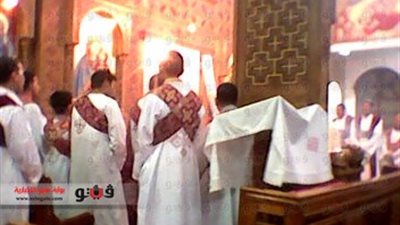 مسلمو وأقباط أسوان فى استقبال جثمان كاهن كنيسة العذراء بكوم أمبو