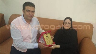 بالصور.. «مستقبل وطن» ببورسعيد يكرم أول امرأة تقفز بمظلة في الحرب