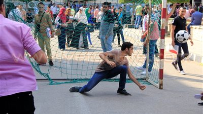 طلاب جامعة القاهرة يتحدون تظاهرات طلاب 