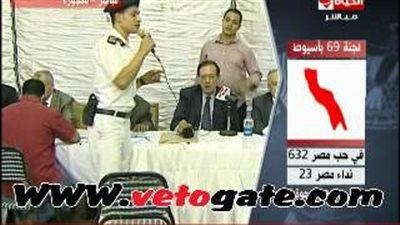 بالفيديو.. شرطي يقتحم مؤتمر «العليا» بالعجوزة بحثًا عن صاحب سيارة كيا