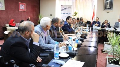 بالصور.. بدء اجتماع رجال الأعمال مع رئيس البورصة