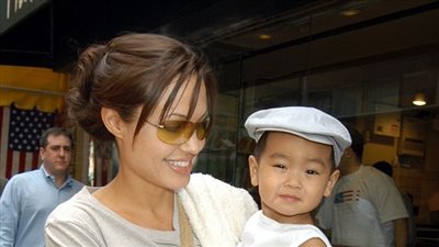 بالصور والفيديو.. «انجلينا جولي» تتسوق مع زوجها وأولادها في كمبوديا