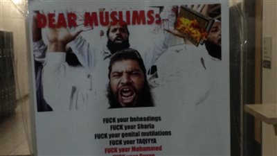 بالصور.. إزالة ملصقات مسيئة للمسلمين بجامعة كالجاري بكندا