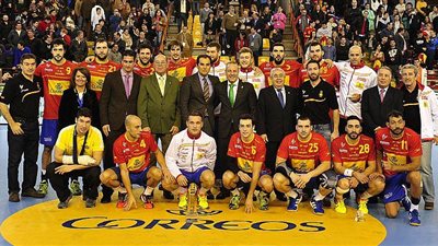 إسبانيا تفوز بلقب بطولة دومينجو بارسيناس الدولية لكرة اليد