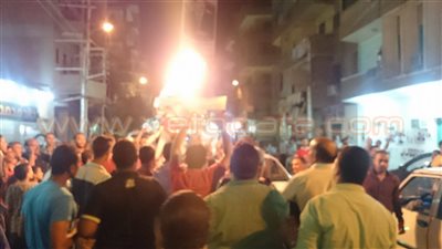 بالصور.. أنصار مرشح بالمنيا يحتفلون بالألعاب النارية رغم استمرار الفرز