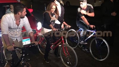 بالصور.. ليلى علوي تستمتع بركوب العجل بالليل