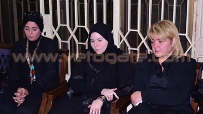 وصول السبكي وجمال عبد الناصر لعزاء والد مها أحمد