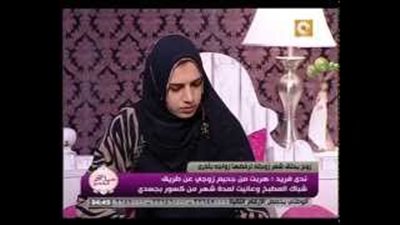 بالفيديو.. زوج يعتدي على زوجته ويحلق شعرها وحواجبها