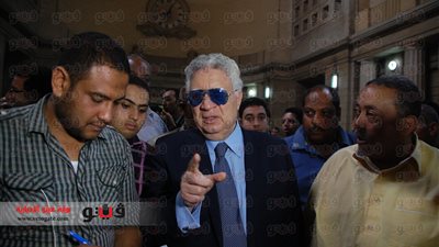 بالصور..مرتضى منصور يستطلع الحكم داخل غرفة المداولة