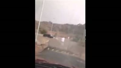 بالفيديو.. سعوديون ينقذون عائلة محتجزة في سيارة بسبب السيول