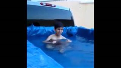 بالفيديو.. طفل يحول «وانيت مرسيدس» إلى حمام سباحة