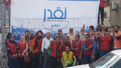 بالصور.. «نقدر نغير» تشارك في تنظيف وتجميل شوارع أبوكبير بالشرقية