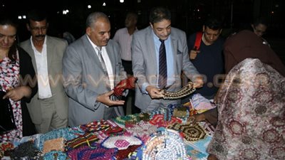 عامر يفتتح معرض منتجات المرأة بساحة المسرح بأسوان