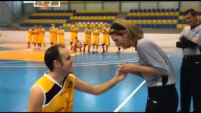 بالفيديو.. لاعب إسباني يطلب يد حكم مباراة فريقه في كرة السلة