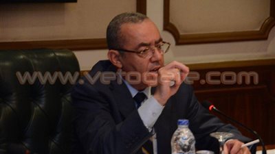 تفاصيل اجتماع وزير الطيران بقيادات القابضة للمطارات.. استعراض مشروعات االشركة.. إقامة فندق بالدائرة الجمركية لركاب الترانزيت.. تطوير ممرات مطار القاهرة.. ومناقشة خطة المطارات الإقليمية