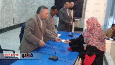 بالصور.. محافظ سوهاج يسلم شيكات تيسير الزواج للفتيات اليتيمات