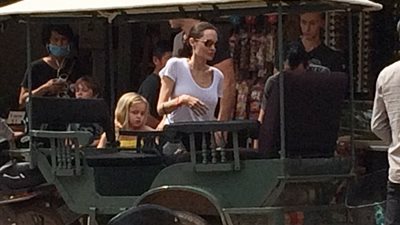 بالصور.. أنجلينا جولي وعائلتها في كمبوديا من أجل فيلمها القادم