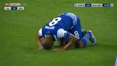 على طريقة «صلاح».. الجزائري «براهيمي» يسجل في مكابي ويسجد