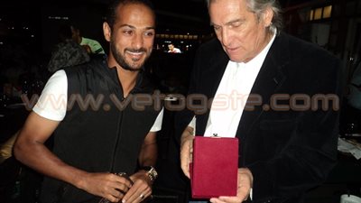 بالصور.. وليد سليمان يهدي ميداليته الذهبية لجوزيه