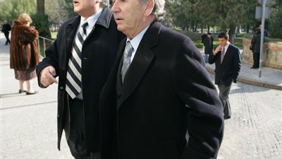 الحكم بحبس رئيس برشلونة السابق ونجله سنتين