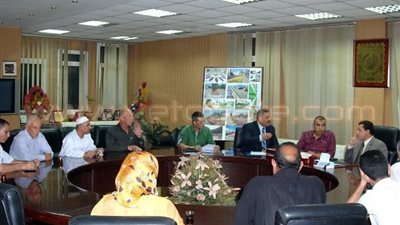 محافظ الشرقية يجتمع بأهالي كفر العدوي ويعدهم بحل مشكلة الصرف الصحى