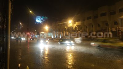بالفيديو والصور.. أمطار غزيرة تغرق شوارع أسوان