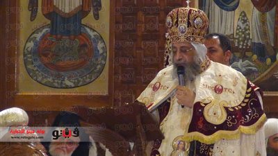 بالصور.. السيسي يتلقى تحية خاصة من الحضور في الكاتدرائية