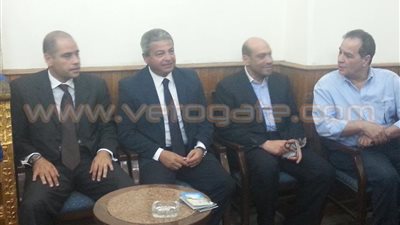 بالصور.. خالد عبد العزيز والخطيب يصلان عزاء والد أيمن يونس