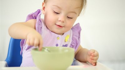 أطعمة احذريها عند إطعام أطفالك لأول مرة