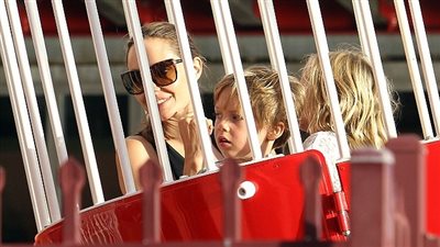 بالفيديو والصور.. أنجلينا جولي مع طفليها في جولة بسيدني