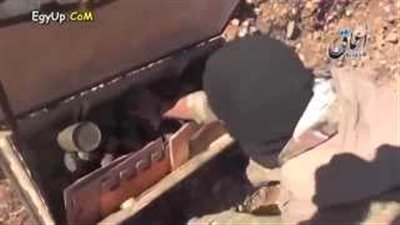 بالفيديو..الطيران الأمريكي يلقي أسلحة بالخطأ لمقاتلي «داعش» بكوباني