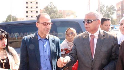 بالصور.. محافظ السويس يبدأ احتفالات العيد القومي بمعرض الكتاب