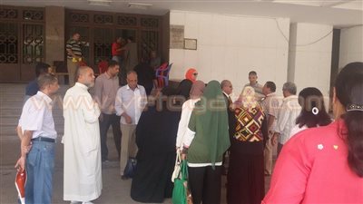 بالصور.. تجمهر أولياء أمور طلاب مدرسة المتفوقين أمام ديوان أسيوط