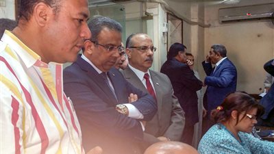 رئيس هيئة البريد يتفقد مكاتب بالمنيا