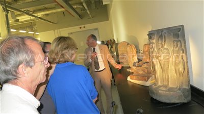 بالصور.. وفد فرنسي يزور المتحف المصري الكبير وأهرامات الجيزة