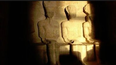 6 فرق فنون شعبية تحتفل بليلة تعامد الشمس على معبد أبوسمبل..600 سائح و3آلاف مصرى ينتظرون المعجزة الفلكية..محافظ أسوان ومدير الأمن وخطاب في انتظار الضيوف..ونقل الحدث الفريد على الهواء مباشرة صباح اليوم